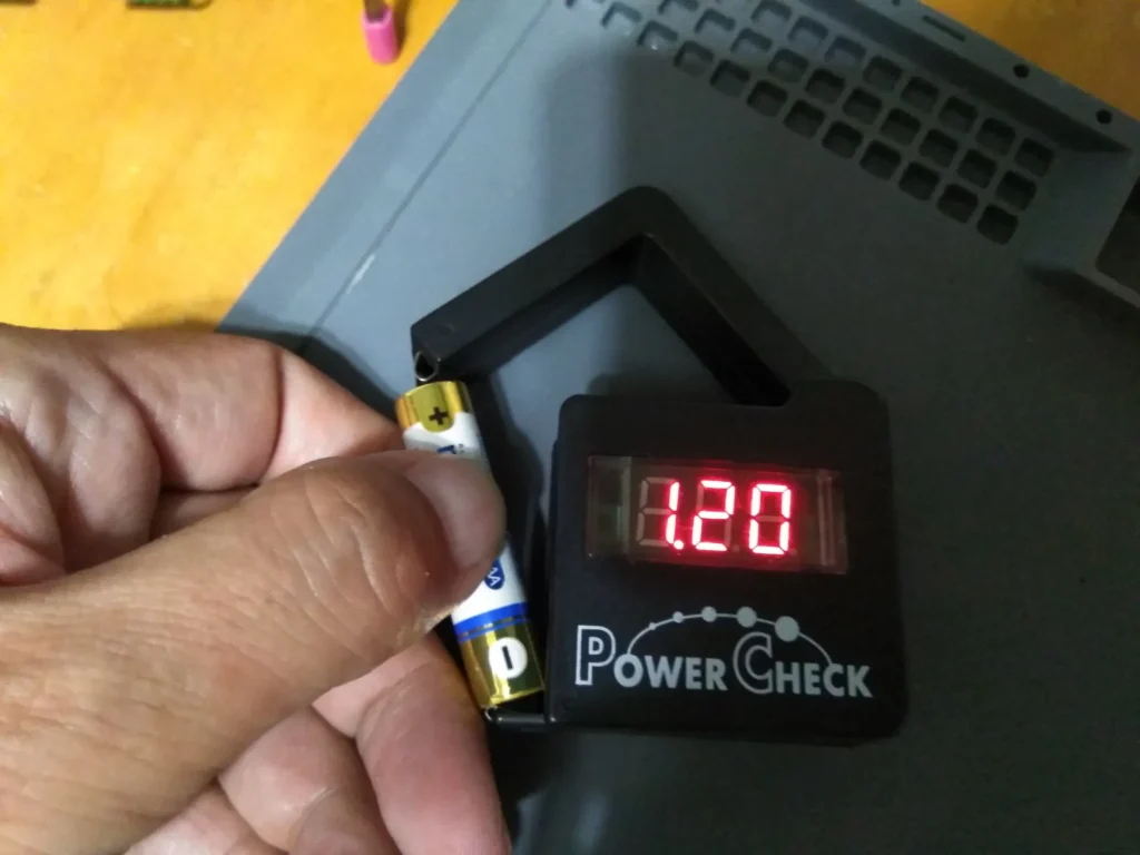 ダイソーの電池チェッカーの種類と価格